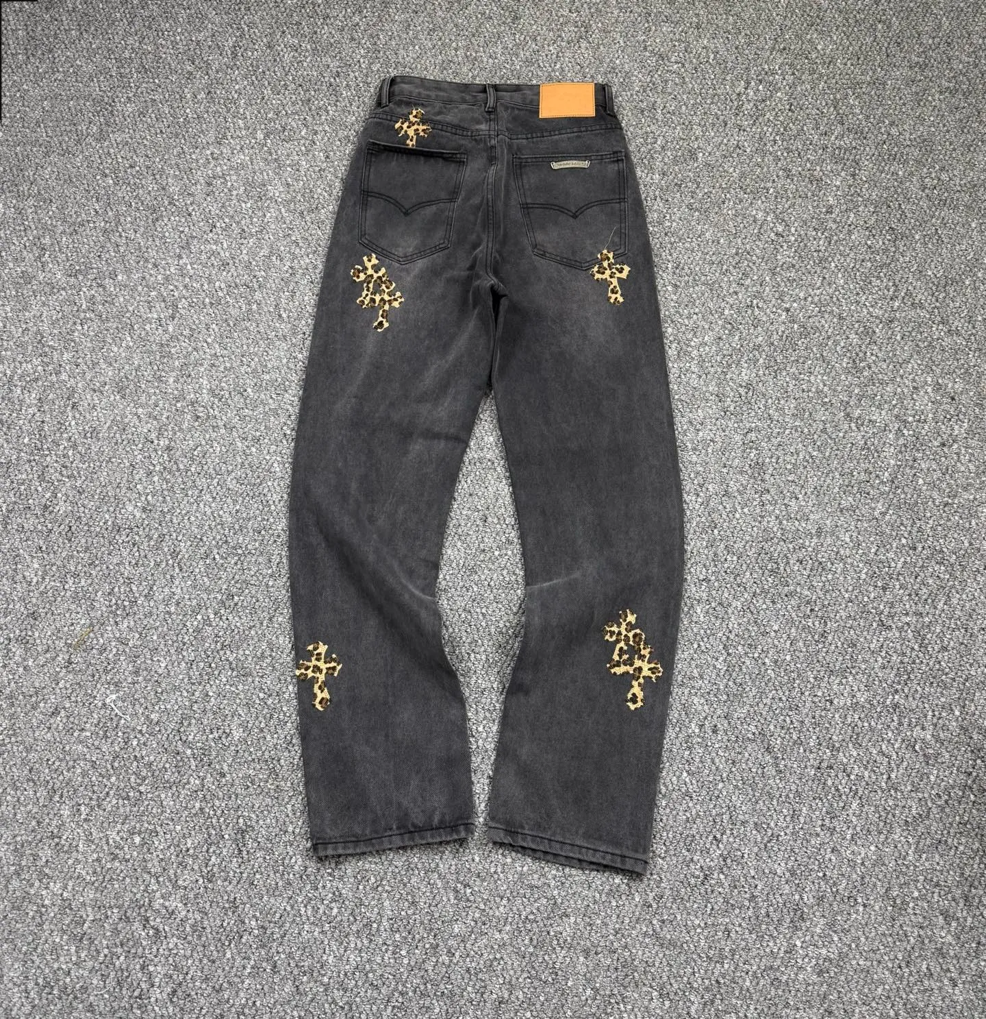 P240 model number: H859 Chrome Hearts CH Chrome Hearts black leopard print leather jeans! The counter price is 4W level, the patchwork is embellished with cross patterns, and the jeans are washed! !  An absolutely high-end luxury product, a 1.9W-level god-level single product, a super popular product, made by top heavy industry, a magic weapon that cannot be missed! [About Zangyin] This is an extremely luxurious fashion brand that can also be called the aristocracy of the high street. It has always been an exclusive brand for some hipsters or rich second generations. Compared with ordinary high streets, it is more luxurious and noble. Compared with luxury brands, it has a more fashionable personality and has always been a brand that I have a special liking for. -Color: black -Size: 28-30-32-34-36
